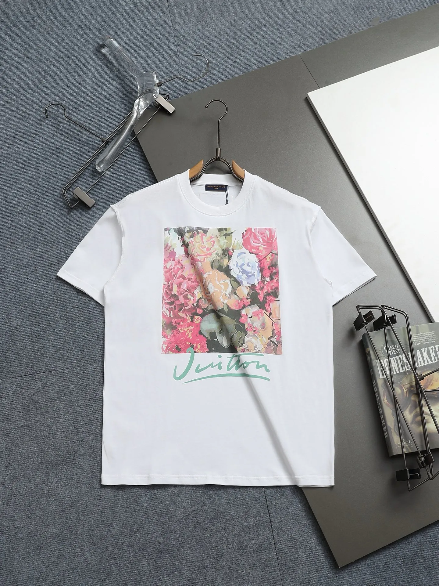 🅿️170 LV 25ss spring and summer printed short T series -1v Yayoi Kusama series pumpkin 🎃 pattern round neck short-sleeved T-shirt. Made of 32-count double yarn pure cotton 240g, washed at high temperature, will not shrink or fade. Comfortable to the touch, super texture❤️ Back-stitched cuff design, yellow back-mark embellishment, and a full set of accessories. A must-have for trendy men and trendy women, the classic drop-shoulder slightly wide version is available exclusively from stock!         ⚠️Only make high quality products, reject junk goods!  -Color: White Black -Size: XS S M L -Crowd: Unisex